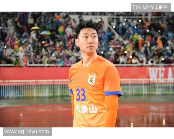 鲁媒报道泰山队定妆照拍摄及一线队B队名单统一发布的最新消息